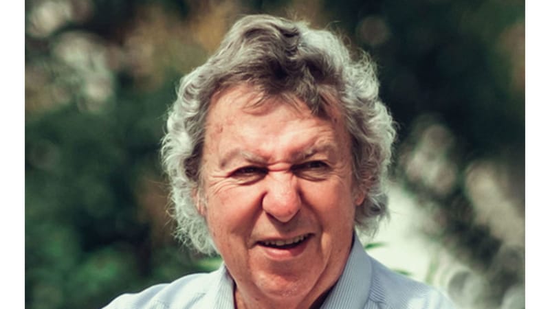Portrait de Patrick Baqué, souriant, en extérieur