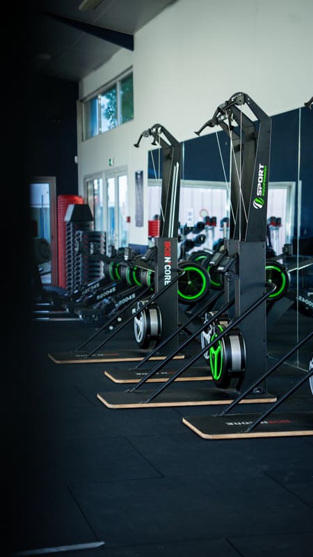 Allée de machines dans la salle Hyrox