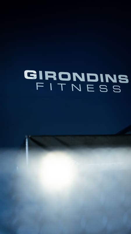 Enseigne lumineuse Girondins Fitness sur le mur de la salle