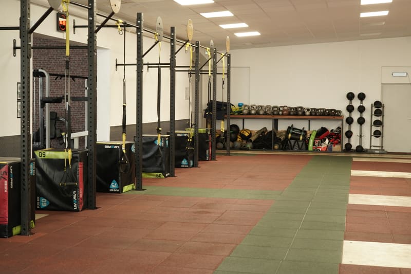 Espace functional training avec sangles TRX et racks