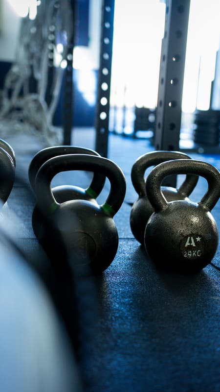 Kettlebells posés au sol de la salle de functional training
