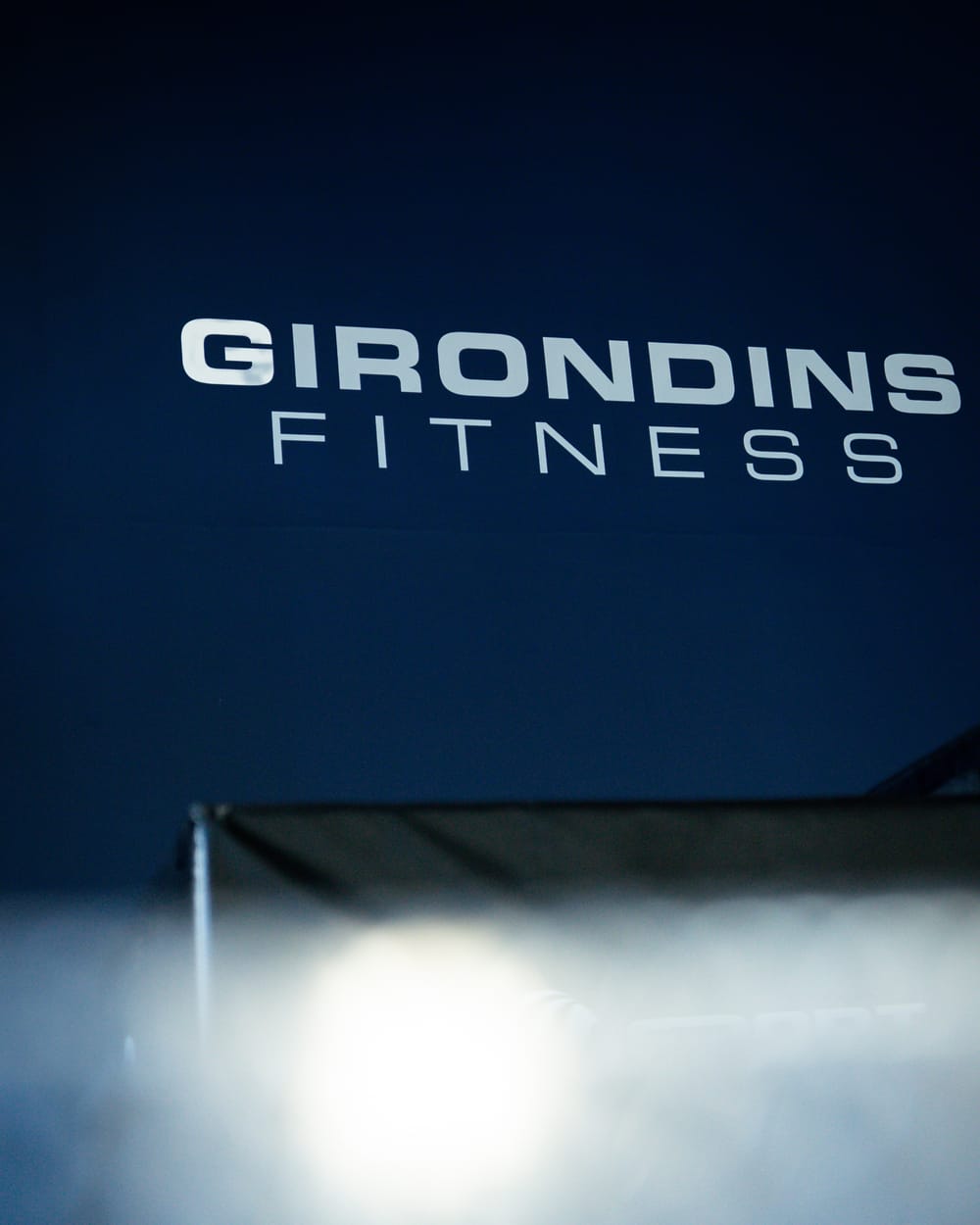Enseigne lumineuse Girondins Fitness sur le mur de la salle