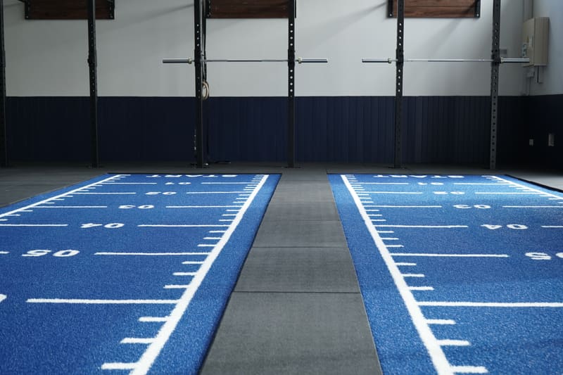 Pistes de gazon bleu pour le traîneau dans la salle Hyrox