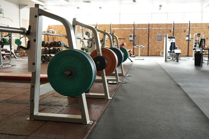 Plateau de poids libres avec barres et disques