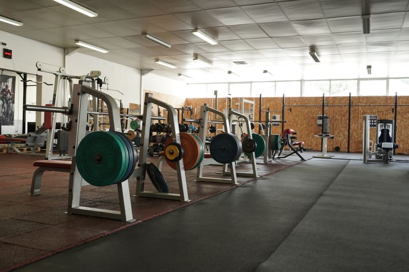Plateau de poids libres et racks de squat