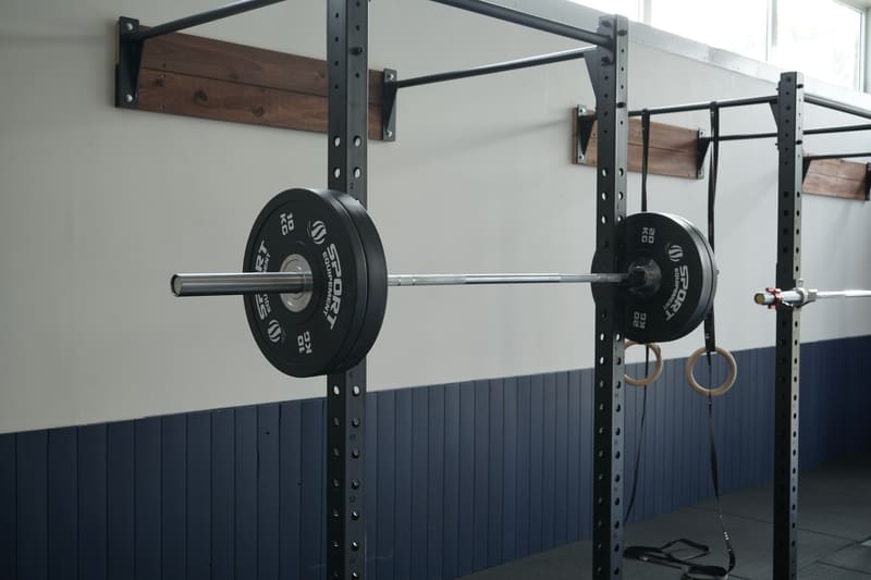 Barre chargée sur un rack