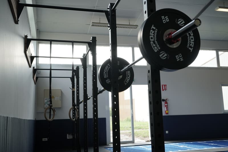 Rack et barre olympique dans la salle de functional training