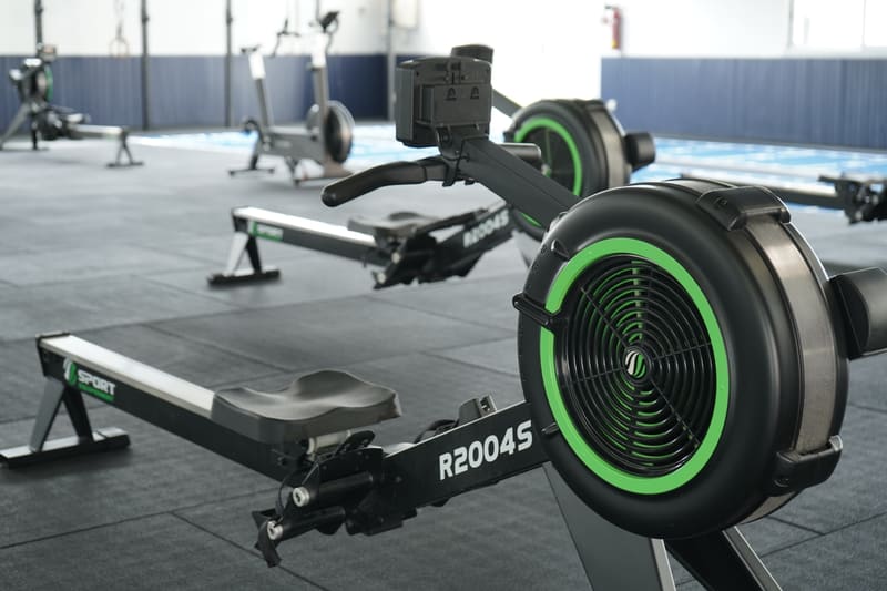 Rameur au premier plan dans la salle Hyrox