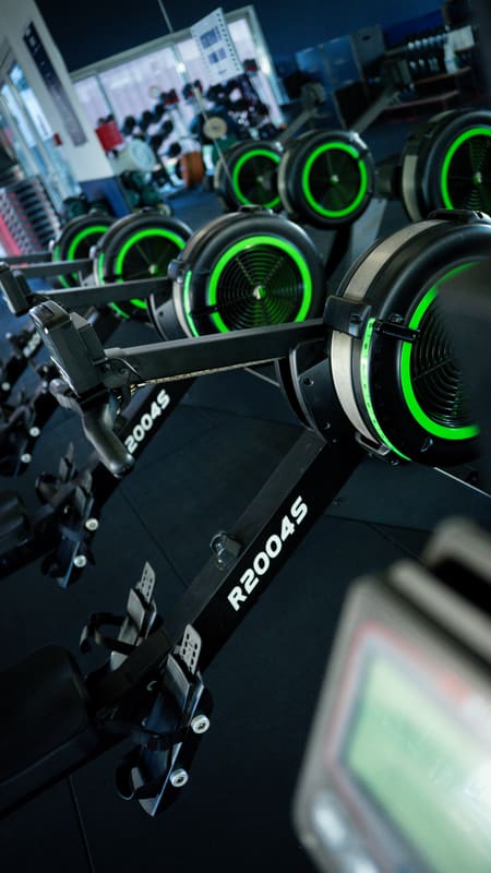 Rameurs alignés dans la salle Hyrox des Girondins Fitness