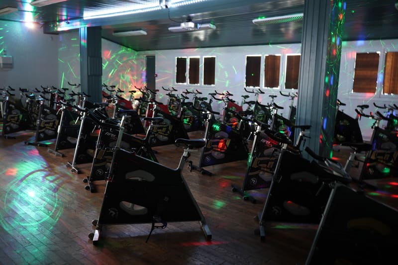 Salle de bike indoor et ses vélos