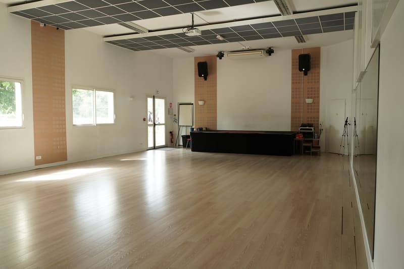 Salle de cours collectifs au parquet clair