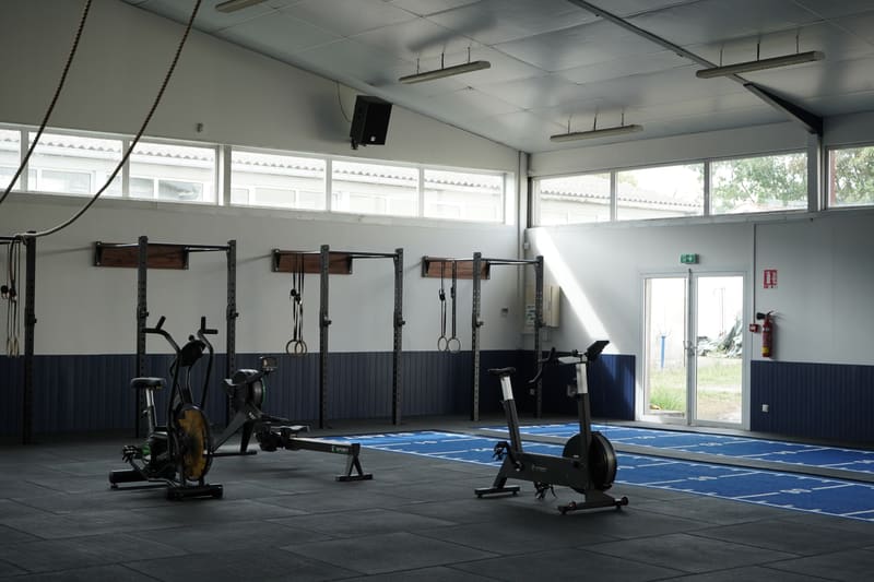 Vélos à air dans la salle Hyrox