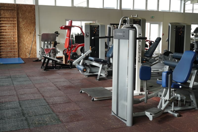 Salle de musculation et ses machines guidées