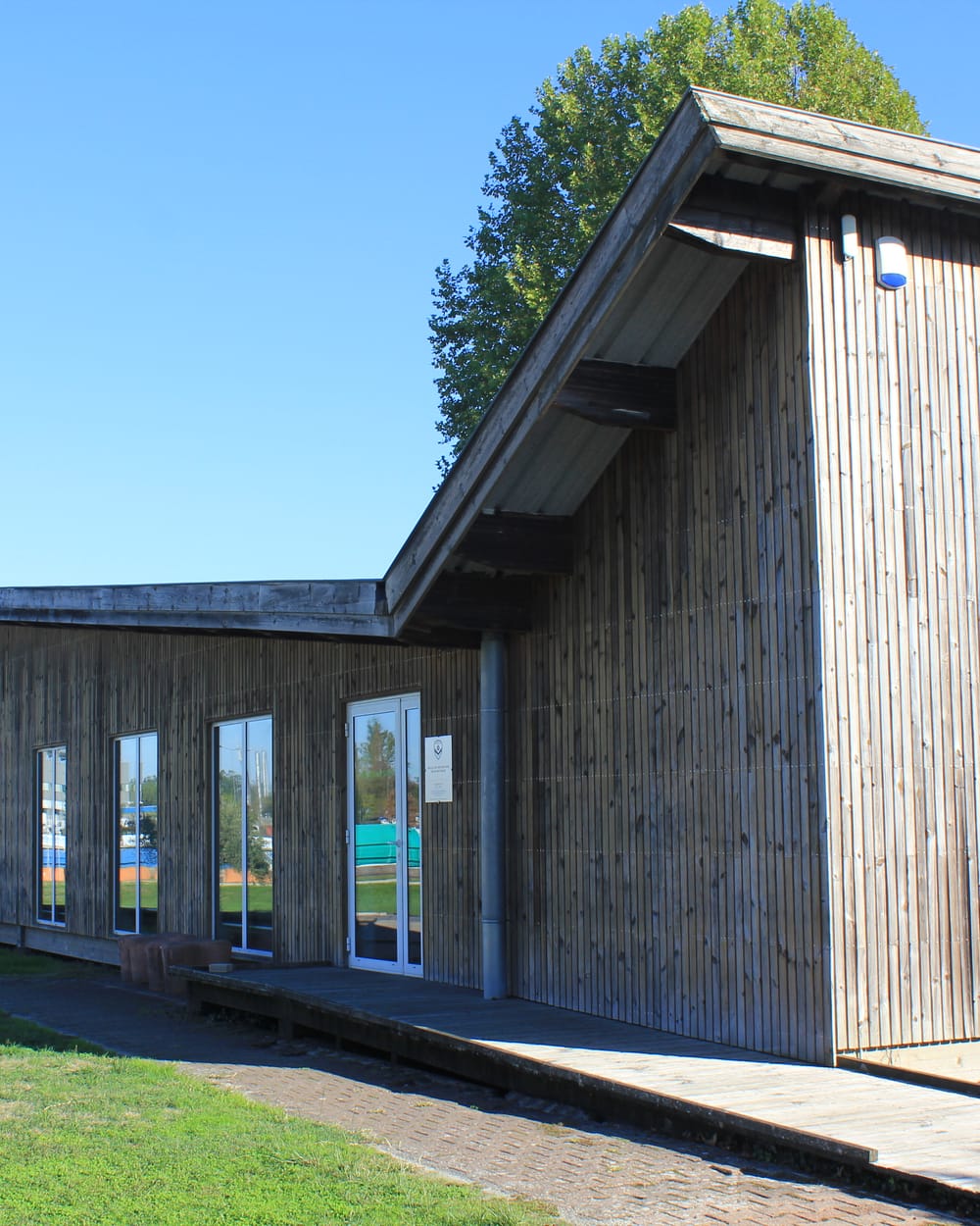 La salle Colloque Jean Boiteux, bâtiment en bois au Domaine de Rocquevielle