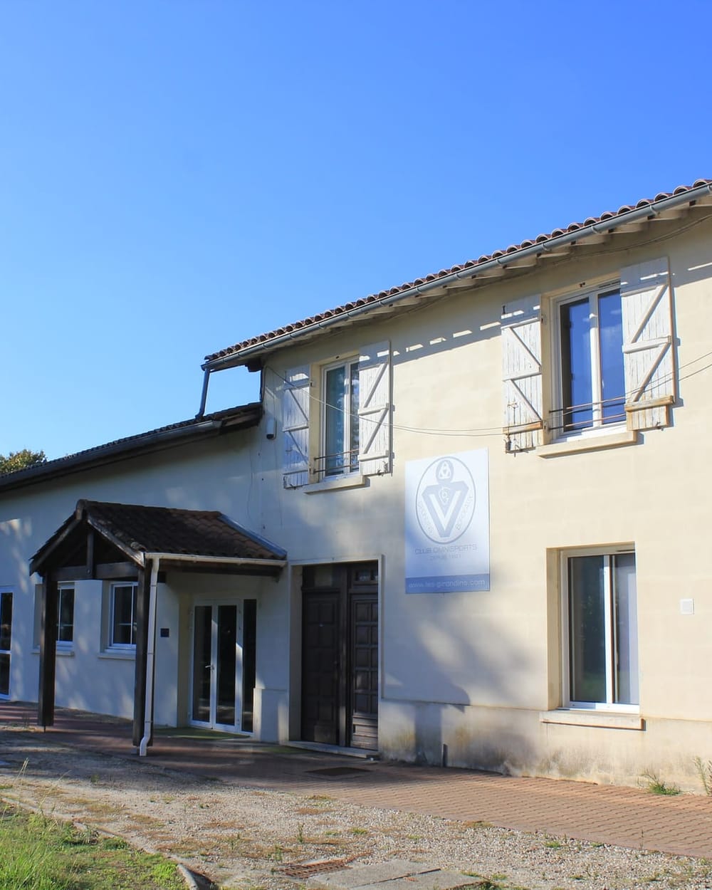 Bâtiment en pierre de la salle de réception du Domaine de Rocquevielle, côté allée