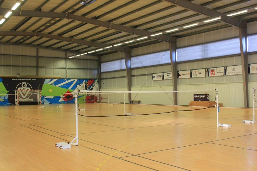 Terrains de badminton tracés sur le parquet du gymnase des Girondins