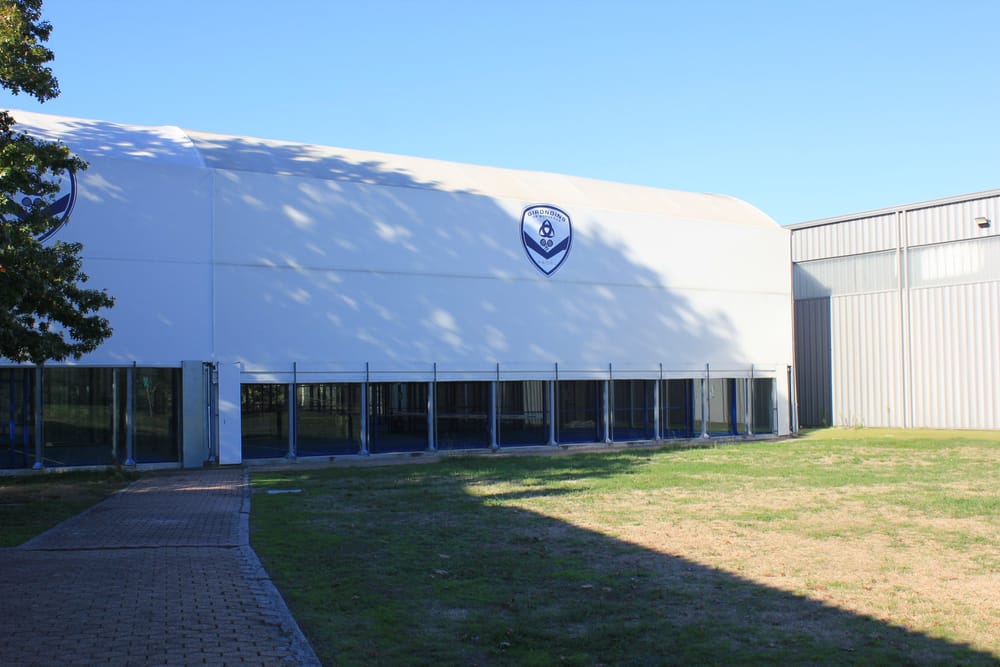 Bâtiment blanc au blason des Girondins, à côté des pistes de padel