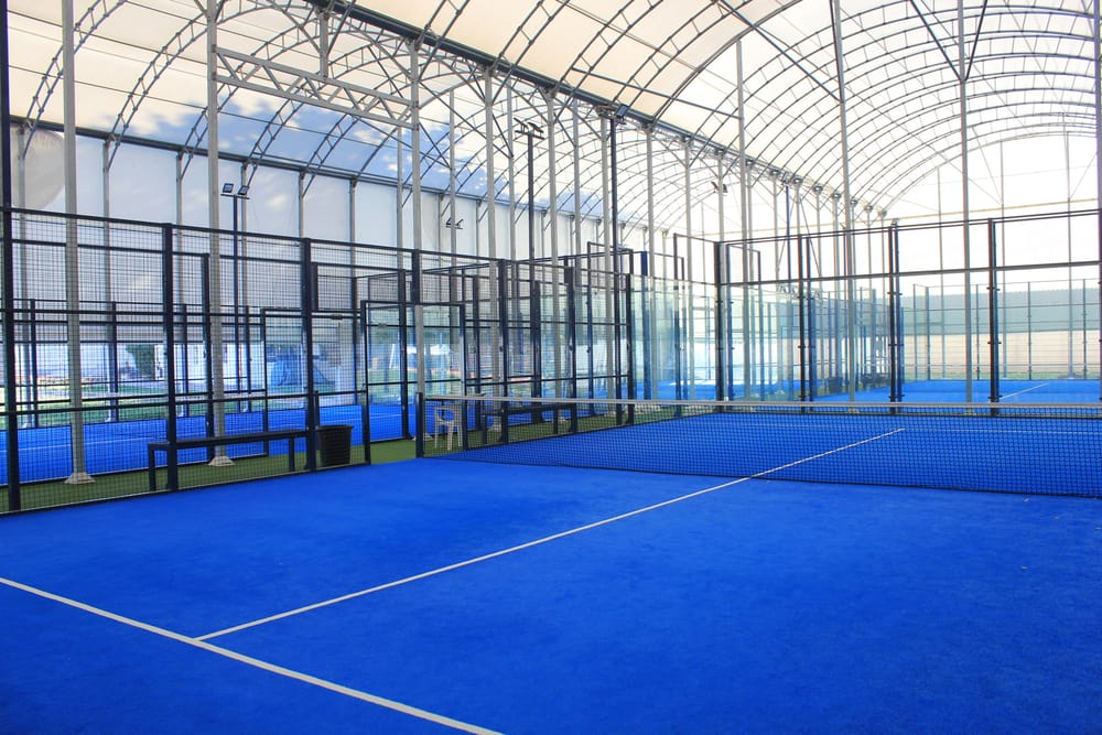 Piste de padel bleue vitrée, filet au centre