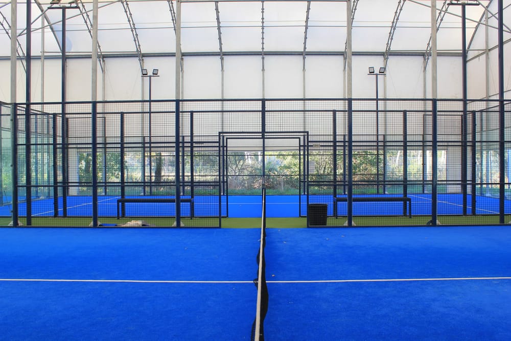 Pistes de padel bleues sous la structure semi-couverte