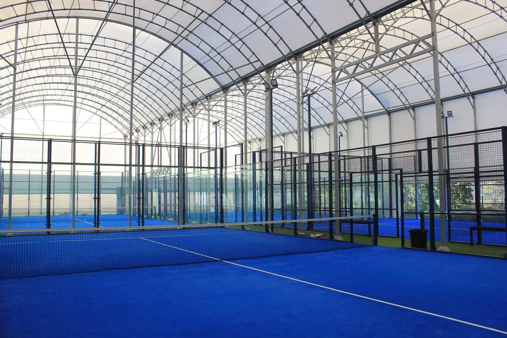 Vue d'ensemble des pistes de padel semi-couvertes du domaine