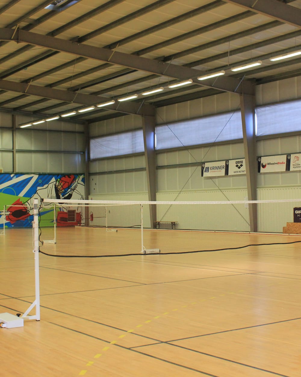 Filet de badminton tendu sur le parquet du gymnase des Girondins