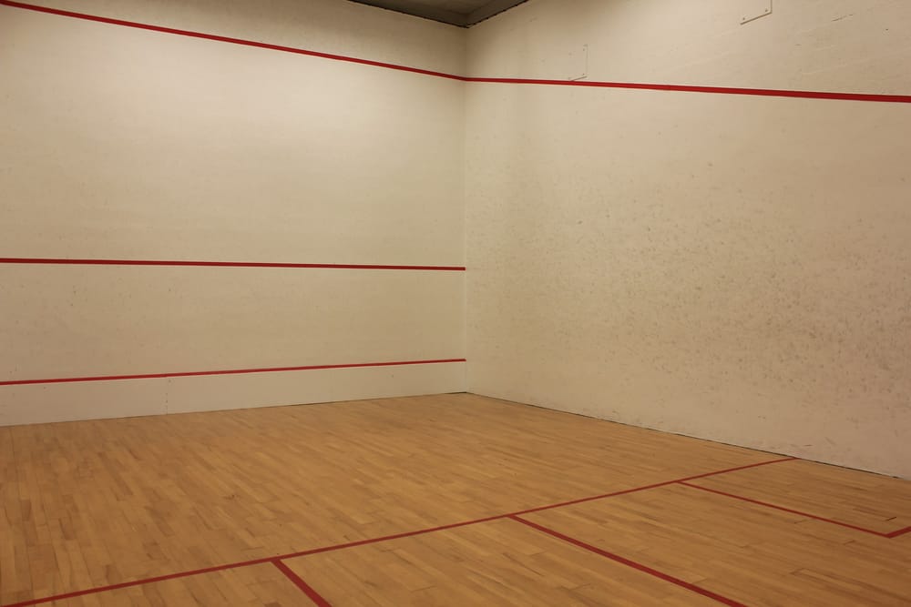 Court de squash vu de face, lignes rouges sur le mur