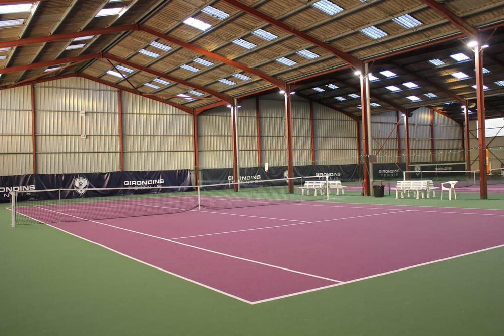 Court de tennis couvert du Domaine de Rocquevielle, aux couleurs des Girondins