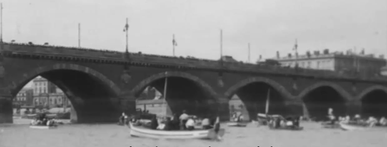 La Traversée de Bordeaux à la nage en 1927, bateaux d'accompagnement sous le pont de Pierre