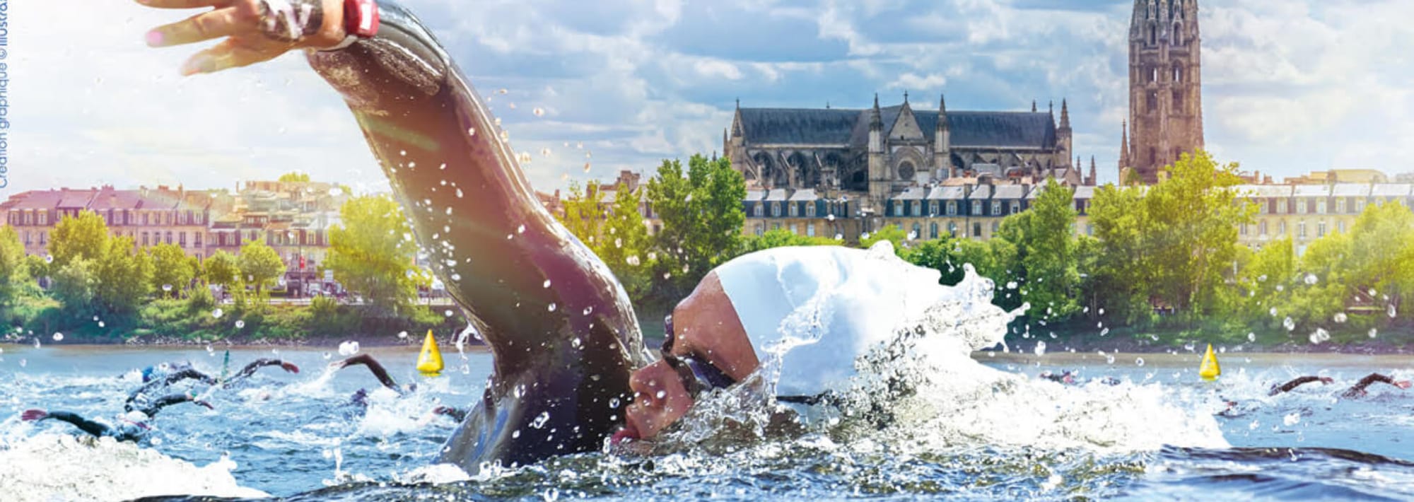 Nageurs en eau libre sur la Garonne, face à la cathédrale Saint-André de Bordeaux